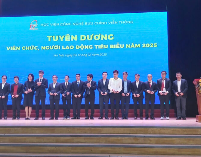Chúc mừng các thầy cô nhận danh hiệu viên chức tiêu biểu của Học Viện Công Nghệ Bưu Chính Viễn Thông năm 2025