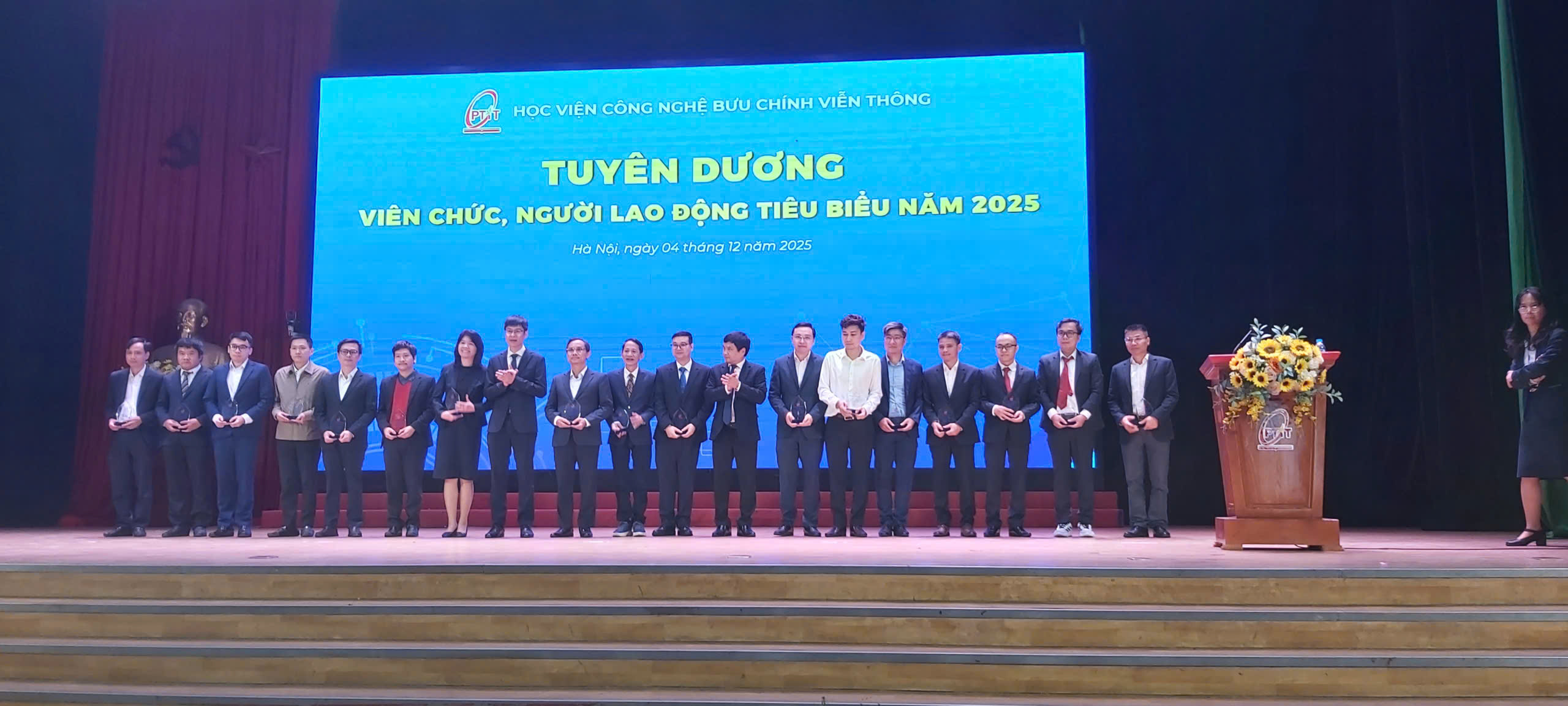 Chúc mừng các thầy cô nhận danh hiệu viên chức tiêu biểu của Học Viện Công Nghệ Bưu Chính Viễn Thông năm 2025
